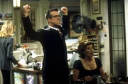Winston steht mitten im Wahlkampf, und auch Stuart (Alan Ruck, M.) und Nikki (Connie Britton, r.) sind wieder gestresst.