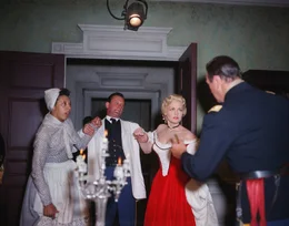 Maj. Henry Kendall (William Holden, Mitte) erwischt Hannah Hunter (Constance Towers, 2. von rechts) und ihre Haush&auml;lterin Lukey (lAlthea Gibson, links) beim Belauschen der milit&auml;rischen Strategiebesprechung von Marlowe (John Wayne, rechts).