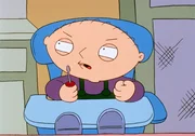 (4. Staffel) - Mit seinen Eltern brabbelt Stewie in Babysprache, aber die Zuschauer verstehen ihn als das Mutter hassende Mastermind, das er ist ... (4. Staffel) - Mit seinen Eltern brabbelt Stewie in Babysprache, aber die Zuschauer verstehen ihn als das Mutter hassende Mastermind, das er ist ...