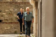 Ayse (Yasemin Kay Allen) und ihr Boss, Ikmen (Haluk Bilginer), müssen einen Kollegen aus einer brenzligen Situation befreien. Ayse (Yasemin Kay Allen) und ihr Boss, Ikmen (Haluk Bilginer), müssen einen Kollegen aus einer brenzligen Situation befreien.