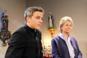Martin (David Paryla, l.) steht Hildegard (Antje Hagen, r.) in ihrem Kummer bei. Martin (David Paryla, l.) steht Hildegard (Antje Hagen, r.) in ihrem Kummer bei.