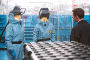Dr. Jacobs (Mackenzie Astin), ein Wissenschaftler der Seuchenschutzbehörde, spricht mit Brennan (Emily Deschanel, l.) und Cam (Tamara Taylor) über die Maßnahmen, um das tödliche Virus in Schach zu halten. Dr. Jacobs (Mackenzie Astin), ein Wissenschaftler der Seuchenschutzbehörde, spricht mit Brennan (Emily Deschanel, l.) und Cam (Tamara Taylor) über die Maßnahmen, um das tödliche Virus in Schach zu halten.