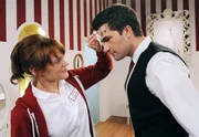 ARD STURM DER LIEBE FOLGE 1684. Sabrina (Sarah Elena Timpe, l.) und Konstantin (Moritz Tittel, r.) gehen trotz des Flirts am Vorabend, locker miteinander um. ARD STURM DER LIEBE FOLGE 1684. Sabrina (Sarah Elena Timpe, l.) und Konstantin (Moritz Tittel, r.) gehen trotz des Flirts am Vorabend, locker miteinander um.