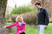Natascha (Melanie Wiegmann, l.) ist sauer auf Konstantin (Moritz Tittel, r.), weil er es nicht geschafft hat, die Veröffentlichung ihres verpatzten Kochshowauftritts zu verhindern. Natascha (Melanie Wiegmann, l.) ist sauer auf Konstantin (Moritz Tittel, r.), weil er es nicht geschafft hat, die Veröffentlichung ihres verpatzten Kochshowauftritts zu verhindern.