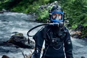 Kayla Johanson in Kopfbedeckung und Tauchanzug. Kayla Johanson in Kopfbedeckung und Tauchanzug.