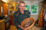 Gastgeber Gregor Keller (l) präsentiert seine Lammkeule, die mit Kräutern mariniert wird. Gastgeber Gregor Keller (l) präsentiert seine Lammkeule, die mit Kräutern mariniert wird.