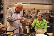 Bei ihrer Arbeit in der Brunnerwirt-K&uuml;che bl&uuml;ht Fanny wieder auf. Von links: Joseph Brunner (Wilhelm Manske) und Fanny Lechner (Katrin Lux).