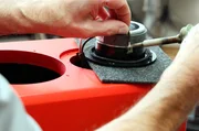 Hocht&ouml;ner anl&ouml;ten: Fast alle Bauteile dieses kompakten Zwei-Wege-Lautsprechers stammen aus deutscher und spanischer Produktion.