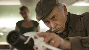 SENDER: ARD - SENDETITEL: Rentnercops, Folge 10 - UNTERTITEL: Echte Freunde - CAPTION: ARD RENTNERCOPS, 16 neue Folgen, Folge 10 "Echte Freunde". Edwin (Tilo Pr&uuml;ckner, r.) tauscht die Gl&uuml;hbirne bei der Schreibtischlampe von Dr. Rosalind Schmidt (Helene Grass, im HG) aus - er hat etwas gut zu machen. tartet mit Dr. Schmidt noch mal &bdquo;neu&ldquo; und geht, die Schreibtischlampe hat einen Wackelkontakt, und.