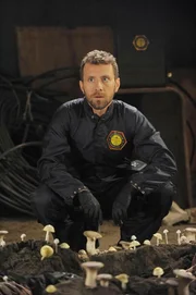 Hodgins (T.J. Thyne) stellt erstaunt fest, dass der verweste K&ouml;rper mit Pilzen &uuml;bers&auml;ht ist, die scheinbar auf dem Leichnam gez&uuml;chtet wurden.