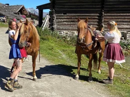 Zwei Sennerinnen beim Almabtrieb.