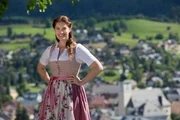 Portraits von Moderatorin Conny Bürgler. Im Hintergrund Tamsweg im Lungau. Portraits von Moderatorin Conny Bürgler. Im Hintergrund Tamsweg im Lungau.