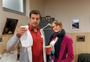 ARD STURM DER LIEBE FOLGE 1691. Sabrina (Sarah Elena Timpe, r.) bringt extra f&uuml;r Nils (Florian Stadler, l.) frisches Geb&auml;ck zum Fr&uuml;hst&uuml;ck.