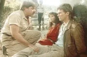 (v.l.n.r.) Jack Dalton (Bruce McGill) erklärt Mike Forrester (Patricia McPherson) und MacGyver (Richard Dean Anderson), dass er sich für sie opfern wird. (v.l.n.r.) Jack Dalton (Bruce McGill) erklärt Mike Forrester (Patricia McPherson) und MacGyver (Richard Dean Anderson), dass er sich für sie opfern wird.