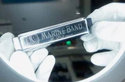 Deckel-Kontrolle bei der "Marine Band 1896" : Das traditionsreichste Modell aus dem aktuellen Mundharmonika-Programm der Firma Hohner tr&auml;gt sein Ursprungsjahr im Namen.