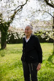 Helga in ihrem Obstgarten in Frontenhausen. Helga in ihrem Obstgarten in Frontenhausen.