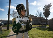 Andrew fühlt sich toll in der Drum Major-Uniform seiner Band. Andrew fühlt sich toll in der Drum Major-Uniform seiner Band.