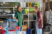 Von links: Charly (Nils Kreutinger) ist &uuml;berfordert, wie er mit Emils (Lukas Lutter, KLD) &uuml;berbordenden Flei&szlig; umgehen soll.