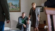 Claudia Bremer (Janna Striebeck, r.) hätte ein Motiv. Sie braucht Geld für ihren krebskranken Mann Jens (Patrick von Blume, l.). Claudia Bremer (Janna Striebeck, r.) hätte ein Motiv. Sie braucht Geld für ihren krebskranken Mann Jens (Patrick von Blume, l.).