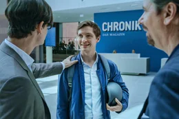 Ein seltener Gast in der Redaktion: Starreporter Bogenius (Jonas Nay, M.)  wird von seinen gr&ouml;&szlig;ten Fans begr&uuml;&szlig;t,  die auch seine Chefs sind: Rainer M. Habicht (Michael Maertens, r.) und Christian Eichner (J&ouml;rg Hartmann, l.).