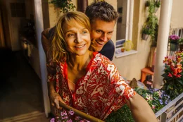 Noch f&uuml;hlt sich Viola (Christina Gro&szlig;e) bei Sven (Jens Atzorn) gut aufgehoben.