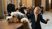 Eva Schatz (ChrisTine Urspruch) und die Familie der Verstorbenen beobachten Hund Bärbel Eva Schatz (ChrisTine Urspruch) und die Familie der Verstorbenen beobachten Hund Bärbel