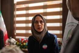 Die iranische Trainerin Maryam (Zar Amir) ger&auml;t durch die Einsch&uuml;chterungen ihrer Regierung gegen ihre Judoka Leila in einen Gewissenskonflikt, denn sie hat dem Regime gegen&uuml;ber in einer &auml;hnlichen Situation einst klein beigegeben.