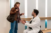 Dr. Ilay Demir (Tan Caglar, r.) weiß nicht, wohin mit seinen Gefühlen, als in der Sachsenklinik seine Ex-Freundin Romy Ziehden (Julia E. Lenska) plötzlich vor ihm steht. Romy hingegen bleibt bei dieser Begegnung reserviert. Dr. Ilay Demir (Tan Caglar, r.) weiß nicht, wohin mit seinen Gefühlen, als in der Sachsenklinik seine Ex-Freundin Romy Ziehden (Julia E. Lenska) plötzlich vor ihm steht. Romy hingegen bleibt bei dieser Begegnung reserviert.