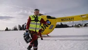Ankunft im Schnee: Ein Notarzt eilt mit seiner Ausrüstung vom gelandeten Rettungshubschrauber zum Einsatzort. Ankunft im Schnee: Ein Notarzt eilt mit seiner Ausrüstung vom gelandeten Rettungshubschrauber zum Einsatzort.
