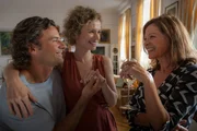 Hilde (Angela Roy, r.) freut sich über die Nachricht, dass Alex (Stephan Luca, l.) und Elli (Adina Vetter, M.) heiraten wollen. Hilde (Angela Roy, r.) freut sich über die Nachricht, dass Alex (Stephan Luca, l.) und Elli (Adina Vetter, M.) heiraten wollen.