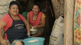 Matriarchale Strukturen in Mexiko? Der Film begleitet drei Generationen von Marktfrauen in ihrem Alltag und entdeckt dabei die Wege der Waren und die Menschen im Ort Juchit&aacute;n de Zaragoza, Oaxaca. Der Film ist ein Abschlussfilm der Deutschen Film- und Fernsehakademie Berlin (DFFB) - Martina und Adela bei der Arbeit.
