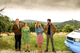 Hansj&uuml;rgen H&uuml;rrig (als Wolfgang Kaffenberg), Ruth Reinecke (als Hanne Kaffenberg), Chiara Schoras (als Nora Jacob), Kai Albrecht (als Khalid Naybet).