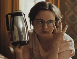 Angelika (Lena Urzendowsky)