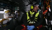 Konzentriert im Anflug: Dr. Raphael Bender sitzt einsatzbereit im Rettungshubschrauber. Konzentriert im Anflug: Dr. Raphael Bender sitzt einsatzbereit im Rettungshubschrauber.