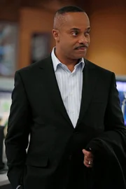 St&ouml;&szlig;t auf Papiere und ein Schlie&szlig;fach von seiner toten Frau Jackie, die ihn an ihrer Liebe zu ihm zweifeln lassen: Leon Vance (Rocky Carroll) ...