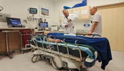 Diagnose am Krankenbett: Der Arzt zeigt dem Patienten seine Röntgenaufnahme. Diagnose am Krankenbett: Der Arzt zeigt dem Patienten seine Röntgenaufnahme.