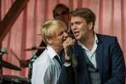 Martin (Pierre Kiwitt) spielt mit seiner Band auf Suses Hochzeit. Martin (Pierre Kiwitt) spielt mit seiner Band auf Suses Hochzeit.