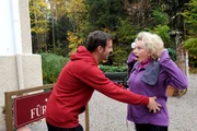 ARD STURM DER LIEBE FOLGE 1675, am Freitag (28.12.12) um 15:10 Uhr im ERSTEN. Nils (Florian Stadler, l.) lockerer Umgang mit seinen Gästen, kommt bei Rosi Zwick (Veronika von Quast, r.) nicht gut an. ARD STURM DER LIEBE FOLGE 1675, am Freitag (28.12.12) um 15:10 Uhr im ERSTEN. Nils (Florian Stadler, l.) lockerer Umgang mit seinen Gästen, kommt bei Rosi Zwick (Veronika von Quast, r.) nicht gut an.