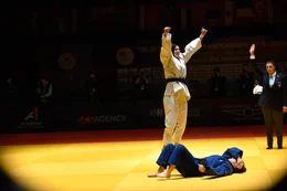 Leila (Arienne Mandi, l.) hat bei der Judo-Weltmeisterschaft gute Chancen auf die Goldmedaille.