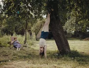 Angelika (Lena Urzendowsky) hat ihren eigenen Kopf und ihren eigenen Blick auf das Leben. Angelika (Lena Urzendowsky) hat ihren eigenen Kopf und ihren eigenen Blick auf das Leben.