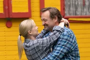 Vera (Sybille Waury) ist zuversichtlich, dass an ihrem gro&szlig;en Tag mit Gregor (Holger Matthias Wilhelm) nichts mehr schief gehen wird.