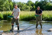 Von links: Trotz magerer Ausbeute bei der Goldsuche mit Haas (Michael Dietmayr, KLD) glaubt Mike (Harry Blank) unbeirrt an ein Erfolgserlebnis. Von links: Trotz magerer Ausbeute bei der Goldsuche mit Haas (Michael Dietmayr, KLD) glaubt Mike (Harry Blank) unbeirrt an ein Erfolgserlebnis.