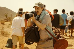 Kameramann Milo (Michael Ostrowski) filmt Fl&uuml;chtlingstrecks an der Grenze der USA zum Mexico.