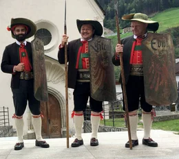 Der S&uuml;dtiroler Filmgestalter Stefan Nicolini hat sich in dieser Region umgesehen und zeigt, wie sich die l&auml;ndlichen Traditionen auch in unseren modernen Zeiten erhalten haben. Im Bild: Schildhofbauern.