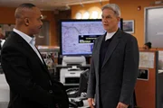 W&auml;hrend Gibbs (Mark Harmon, r.) und sein Team in einem neuen Fall ermitteln, st&ouml;&szlig;t Leon Vance (Rocky Carroll, l.) auf Papiere und ein Schlie&szlig;fach von seiner toten Frau Jackie, die ihn an ihrer Liebe zu ihm zweifeln lassen ...