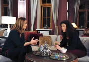 ARD ROTE ROSEN FOLGE 1922. Karima (Isabelle Redfern, r.), Janas (Jenny Jürgens, l.) marokkanische Freundin und Geschäftsführerin der Argan-Kooperative, kommt mit schlechten Nachrichten. Sie muss aus familiären Gründen die Leitung der Kooperative abgeben. ARD ROTE ROSEN FOLGE 1922. Karima (Isabelle Redfern, r.), Janas (Jenny Jürgens, l.) marokkanische Freundin und Geschäftsführerin der Argan-Kooperative, kommt mit schlechten Nachrichten. Sie muss aus familiären Gründen die Leitung der Kooperative abgeben.