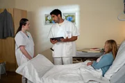 Maja ist angetan, als ihre Patientin Frau Keller sich sehr freut, dass Maja sich Zeit f&uuml;r sie nimmt und ihr vorliest. Von links: Maja (Godiva Adela), Mohamed Benali (Younes Tissinte) und Frau Keller (Ingrid Farin).