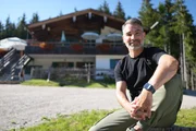 Marcus Fahn sitzt vor der Rohrkopfh&uuml;tte.