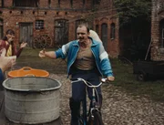 Uwe (Konstantin Lindhorst) beim "Aal-Fischen" während des Hoffests Uwe (Konstantin Lindhorst) beim "Aal-Fischen" während des Hoffests