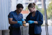 Melik (Diyar Bozkurt) und Ayse (Yasemin Kay Allen) stellen Beweismittel sicher. Melik (Diyar Bozkurt) und Ayse (Yasemin Kay Allen) stellen Beweismittel sicher.